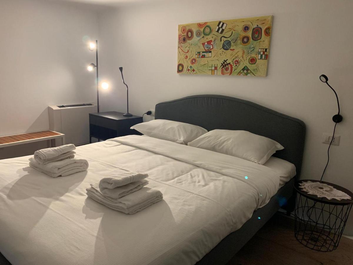 La Pampa New & Fully Refurbished Apt Apartment Милано Екстериор снимка